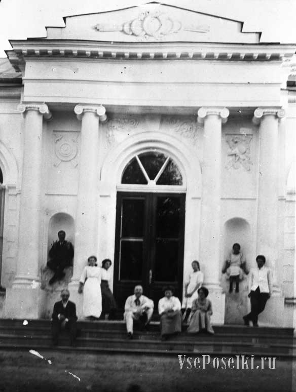 Гости Морозовых на крыльце усадебного дома. 1910-е годы