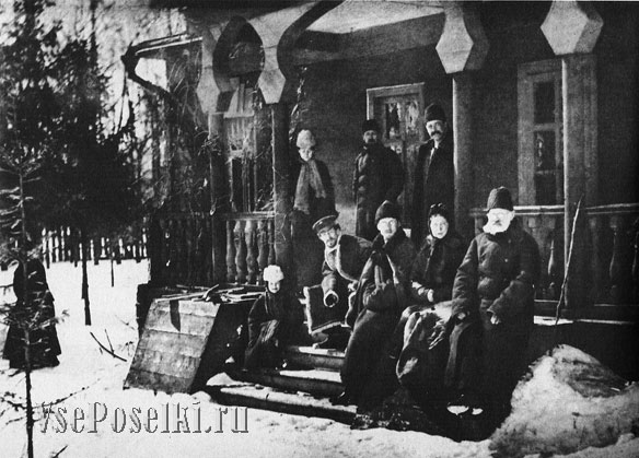 Большая семья Чеховых на крыльце мелиховского дома. 1892 г.